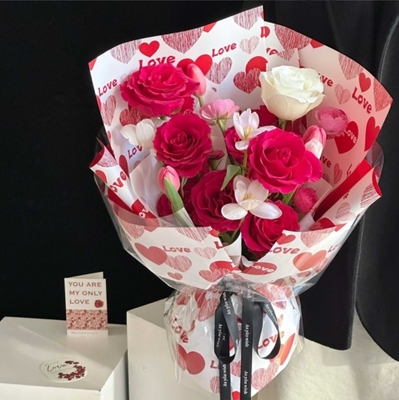 Un bon prix. Le jour de la Saint-Valentin, l'amour dans le cœur, le papier Yuyin, les bouquets de fleurs, le papier d'emballage épaissie étanche à l'eau, le papier d'art de fleurs, le matériau d'emballage du magasin de fleurs en ligne
