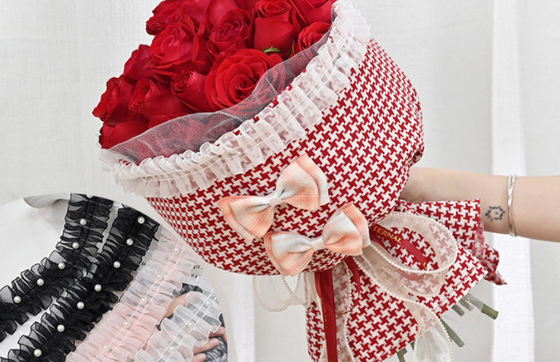 Un bon prix. Produits d'emballage de fleurs en gros, boutique de fleurs, petit style de parfum, décoration de bouquet en tissu rond, emballage de bouquet en ruban plissé en ligne