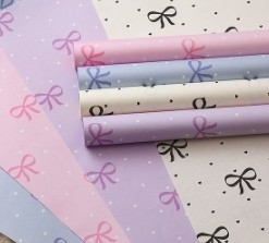 Un bon prix. Papier à base de polka dot bow kraft, papier d'emballage en bouquet en ligne