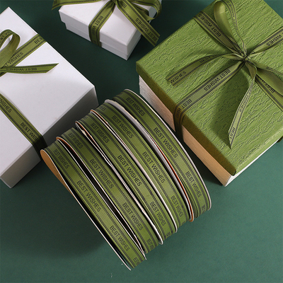 Un bon prix. Emballage de cadeau vert militaire ruban lettre ruban boîte cadeau ruban fleur sangle de cuisson ruban de 1,5 cm en gros en ligne