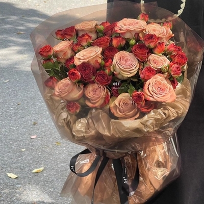 Un bon prix. Cellophane coloré, nouveau papier d'emballage transparent pour bouquets, film OPP, film gelé, papier d'emballage résistant à l'eau pour les œuvres d'art floral en ligne