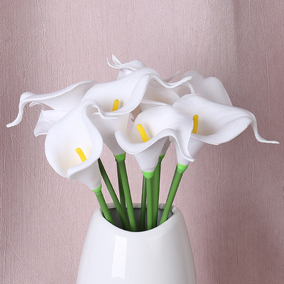 Un bon prix. Vente en gros transfrontalière de bouquets de lys de calla en PU, de fleurs artificielles, de fleurs en plastique, de décoration de salon de mariage et de fleurs d'affichage. en ligne