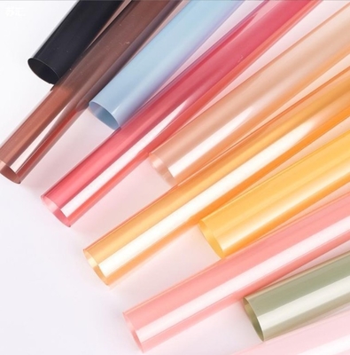 Un bon prix. Papier d'emballage en film de gelée de cellophane OPP de couleur, papier d'emballage de fleurs, matériaux d'emballage de bouquets, matériaux imperméables pour les fleuristes en ligne