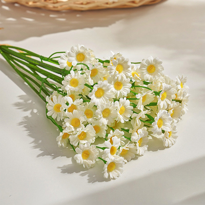Un bon prix. Vente en gros de petites fleurs artificielles Daisy, décorations de table de style européen, bouquets de camomille, fleurs d'art et fleurs de soie en ligne