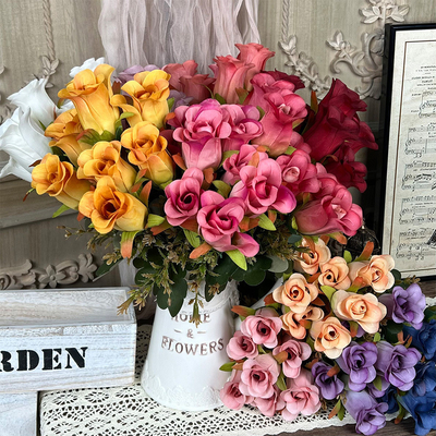 Un bon prix. Bouquet de soie artificielle simulé à 7 têtes avec une sensation haut de gamme pour les mariages, arrangement de fleurs décoratives dans les salons, roses en plastique en ligne