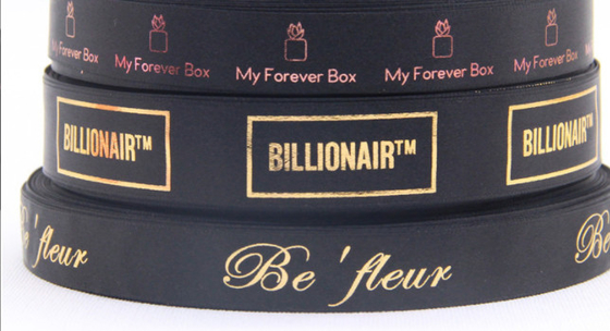 Un bon prix. Ruban cadeau noir de 2 cm du fabricant avec emballage en feuille d'or rose, imprimé avec des lettres et un logo, feuille d'or plat en ligne