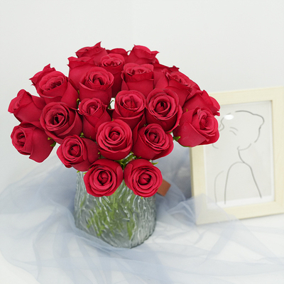 Un bon prix. Vente en gros de roses simulées à 7 têtes, roses impériales bouquets de roses portatifs pour la décoration de la maison, de l'hôtel, du mariage et de l'auditorium en ligne