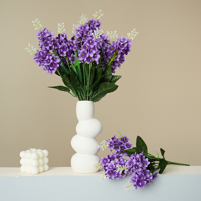Un bon prix. Simulation d'arrangement de fleurs extérieures à 5 têtes de jacinthe et de bouquet de lavande pour les routes des salles de mariage et l'arrangement de fleurs pour la décoration de la maison en ligne