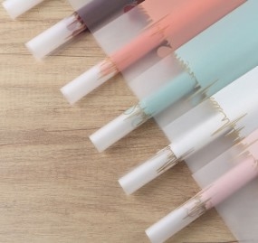Un bon prix. Papier d'emballage pour bouquets de fleurs imperméable à l'eau en ligne