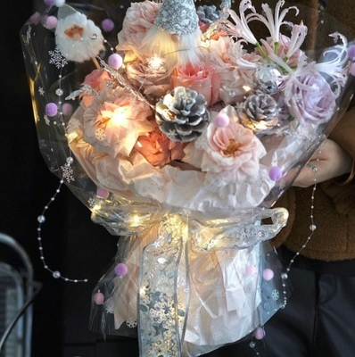 Un bon prix. Des ombres de fleurs, des boules de cheveux de Noël, des flocons de neige qui dansent, des bouquets de cellophane, du papier d'emballage de fleurs, des matériaux floraux, du papier d'emballage de fleurs en ligne