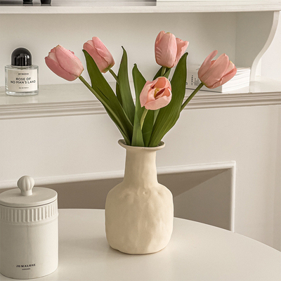 Un bon prix. Décoration de fleurs artificielles de style ins, arrangement de tulipes, ornements de fleurs artificielles haut de gamme avec des vases, arrangement de bouquets dans le salon, salon en ligne