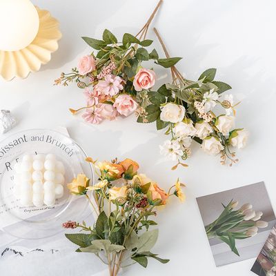 Un bon prix. Perles de roses, petits bouquets, fleurs artificielles individuelles, fleurs artificielles, plantes vertes, fleurs en soie pour le salon, fleurs décoratives, ornements et fleurs en ligne