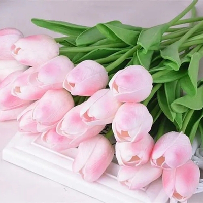 Un bon prix. En stock, nous offrons des bouquets de tulipes haut de gamme, des ornements de fleurs artificielles en PU, des fleurs artificielles de tulipes pour la décoration de la maison et des imitations de fleurs de soie en ligne