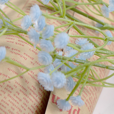 Un bon prix. Une sensation simple, un ciel étoilé, une décoration de mariage, un bouquet à main, une fausse fleur à la maison. en ligne