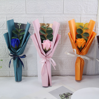 Un bon prix. Bouquet unique d'eucalyptus de tournesol, cadeau pour la fête des enseignants, fleur de savon pour les enseignants, bouquet promotionnel pour la Saint-Valentin. en ligne
