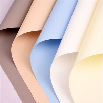 Un bon prix. 20 morceaux de papier d'emballage de fleurs de couleur solide, de bonne texture et de bonne fermeté, un papier d'emballage de bouquet rond populaire en Russie en ligne
