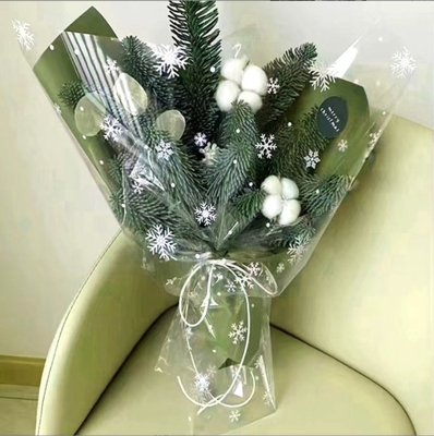 Un bon prix. Boutique de fleurs de cellophane à flocons de neige étanches à Noël, bouquets de fleurs de la veille de Noël, cadeaux, usine d'emballage de pommes en gros et vente directe en ligne