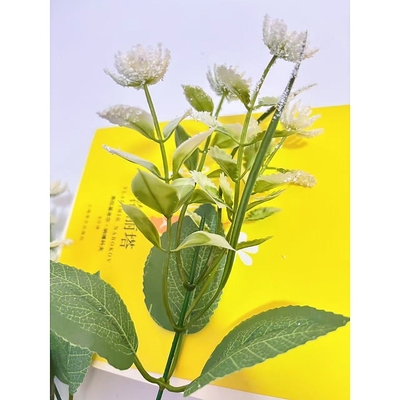 Un bon prix. Le fabricant vend en gros de nouveaux types de plastique à base de fleurs artificielles trempées dans du riz et de l'osmanthus pour la décoration de la maison, la décoration de bureau à base de fleurs artificielles et les ornements à base de fleurs. en ligne