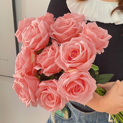 Un bon prix. Une seule rose bleue glacée brisée avec une touche réaliste pour la séance photo de décoration de la maison de la Saint-Valentin, avec des roses équatoriennes en ligne