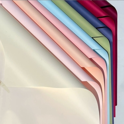 Un bon prix. Le premier amour de style coréen papier d'emballage de fleurs de couleur solide, papier Ouya monocouleur imperméable bouquet de fleurs et papier d'emballage d'art de fleurs en ligne