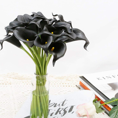 Un bon prix. Ventes directes d'usine de mini-lilies de calla uniques en PU, fleurs artificielles, vente en gros de fleurs de mariage et de décoration intérieure de qualité pour les fêtes en ligne