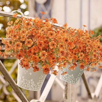 Un bon prix. Les décorations extérieures des fêtes, les plantes d'automne, les feuilles artificielles d'eucalyptus, les violettes d'eucalyptus, les marguerites, décorent la cour. en ligne