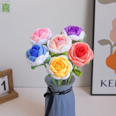 Un bon prix. Bouquets finis de petite taille tissés à la main, fleurs artificielles, bouquets tricotés en laine, tissage de fleurs artificielles, fleurs artificielles pour les festivals en ligne