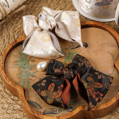 Style Bordure à fleurs de papillons à un seul côté Ruban satiné artisanal Arche bandeau de tête Clip de cheveux Accessoires Cravate de fleurs