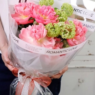 Un bon prix. Le papier d'emballage des fleuristes et des bouquets est indispensable pour les fleuristes en ligne