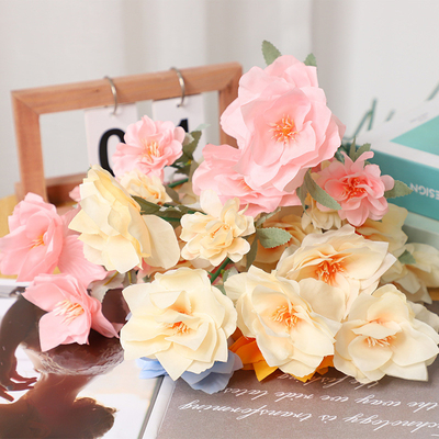 Un bon prix. Vente en gros de trois têtes de narcisse occidental fleurs simulées matériaux floraux de mariage fleurs de soie décoration de sol de mariage fausse décoration de fleurs par les fabricants en ligne