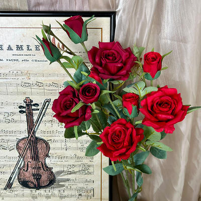 Un bon prix. Imitation de rose à deux fourchettes Bouquet de mariage authentique Fleurs de mariage haut de gamme Fleur de soie touchante Décoration finie Décoration de salon en gros en ligne
