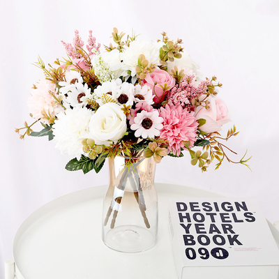 Un bon prix. Des roses, des marguerites, des boules de fleurs artificielles, des hortensias, des bouquets artificiels portatifs, des fleurs artificielles de mariage, des arrangements floraux à la maison, des fleurs décoratives en soie. en ligne