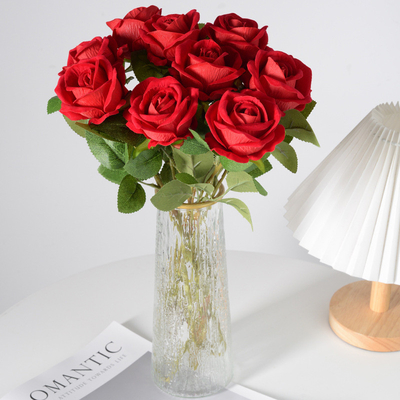 Un bon prix. Simulation de rose de velours, fleur fausse, décoration de mariage, Saint-Valentin, bouquet artificiel avec sensation tactile en ligne