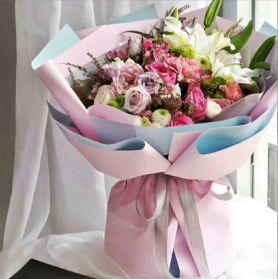 Un bon prix. Papeterie d'emballage Ouya imperméable à l'eau en deux couleurs, papier d'emballage pour bouquets de fleurs, matériau à double face, papier d'emballage pour cadeaux d'art floral en ligne