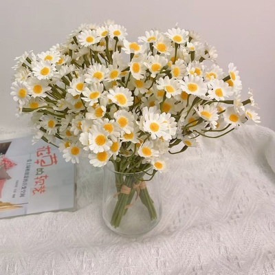 Un bon prix. Vente en gros auprès du fabricant de bouquets de fleurs artificielles à la camomille, petites marguerites, fleurs artificielles, décoration de salon, fleurs de table et bouquets décoratifs en ligne
