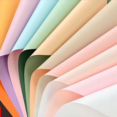 Un bon prix. Papier d'emballage de fleurs en gros, matériaux d'emballage de bouquets cadeaux, papier Ouya imperméable à l'eau à deux couleurs, livraison gratuite, papier cadeau de fleurs inclus en ligne