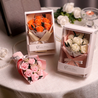 Un bon prix. Une fleur de savon cadeau de la Saint-Valentin et de la Journée de la femme, un bouquet de roses artificielles fini, est un cadeau d'anniversaire créatif pour votre petite amie en ligne