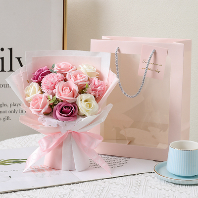 Un bon prix. Cadeau pratique pour la Saint-Valentin, cadeau d'anniversaire pour la petite amie et le meilleur ami, savon rose, 11 fleurs, bouquet de sacs à main en gros en ligne