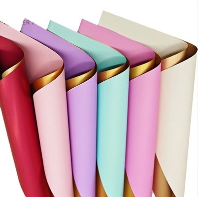 Un bon prix. Matériau fait à la main de la série Luxe Léger avec papier d'emballage fleur de rose imperméable en plusieurs couleurs et film nacré en ligne