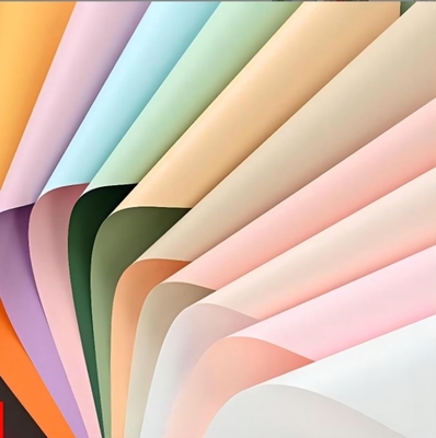 Papier d'emballage de fleurs en gros, papier Ouya imperméable à l'eau à deux couleurs, bouquets de fleurs, cadeaux, matériaux d'emballage de boutiques de fleurs, papier d'emballage de cadeaux