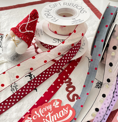 Un bon prix. Emballage de bricolage Essentiels Ruban blanc à poils de polka Fait par l'homme Cravate à la flèche et arrangement floral en ligne