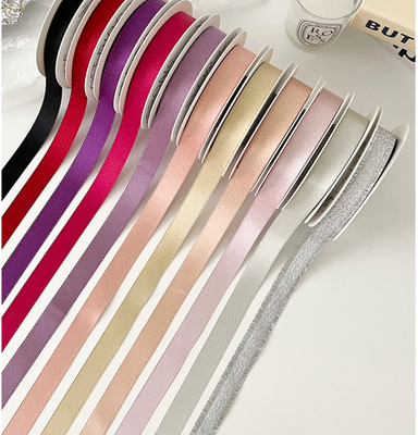 Fabriqué à la main, il faut avoir du ruban de tissu rose clair, ruban d'étoile cassé et bouquet de fleurs pour les décorations florales