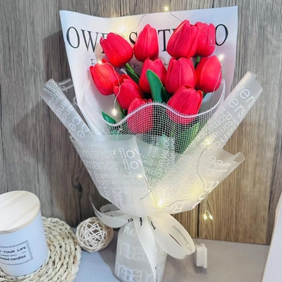 Un bon prix. Bouquet de fleurs artificielles de roses de Noël et de tulipes confession cadeau d'anniversaire fabricant de cadeaux de bouquet en gros en ligne