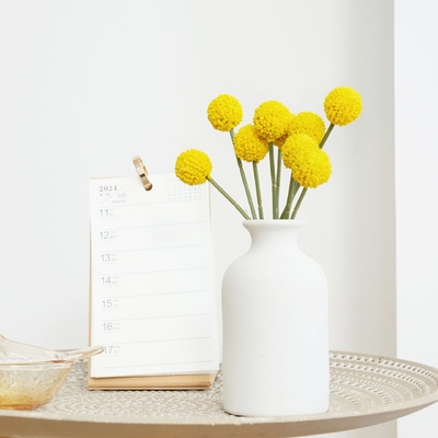 Un bon prix. Des fleurs simulées avec une sensation haut de gamme et réaliste, accompagnées de boules d'or, de matériaux floraux doux pour la décoration de l'hôtel, de bouquets de fleurs bricolage à vendre à travers les frontières, et de fausses fleurs en ligne