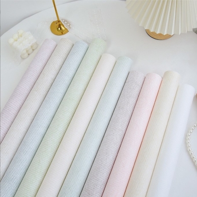 Un bon prix. Boîtes cadeaux en couleurs solides et papier d'emballage série de crème en relief Matériau étanche pour bouquets en ligne