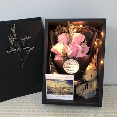 Un bon prix. Boîte cadeau à l'ours rose en gros, cadeau d'anniversaire pratique pour la fête des enseignants, boîte cadeau sincère, haut de gamme pour votre petite amie en ligne