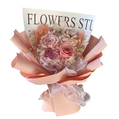 Le jour de la Saint-Valentin, un bouquet de roses conservées et de fleurs de glace bleu glacé pour votre petite amie et votre meilleure amie comme cadeau de Noël et objet de décoration