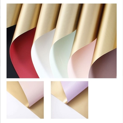 Papeterie d'emballage en plastique pour fleuriste Bouquet Papeterie d'emballage pour la Saint-Valentin Film double couleur Papeterie dorée imperméable pour emballage de fleurs
