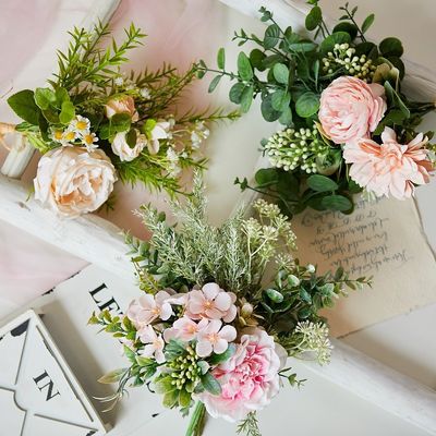 Un bon prix. Bouquet de fleurs de marguerite simulé, table à fleurs attachée à la main, fausse fleur en paquet, accessoires de photographie, fleurs de soie à vendre à travers les frontières en ligne