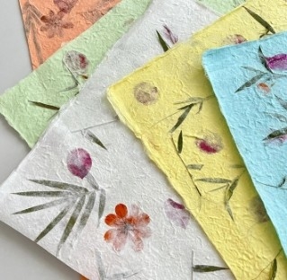 Papier d'emballage floral texture feuille pour festival aux multiples couleurs